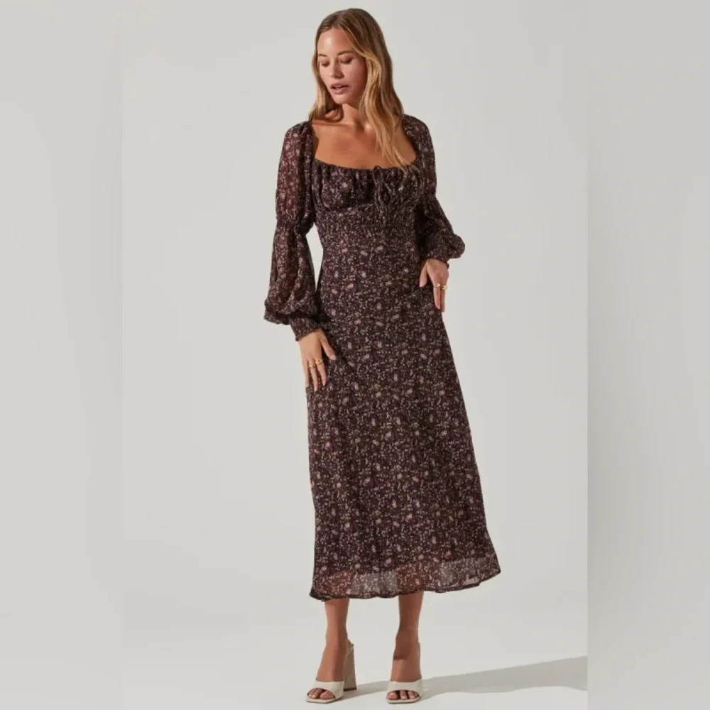 ASTR the Label NWT Smocked Floral Long Sleeve Midi Dress - Floral - Picture 1 of 4